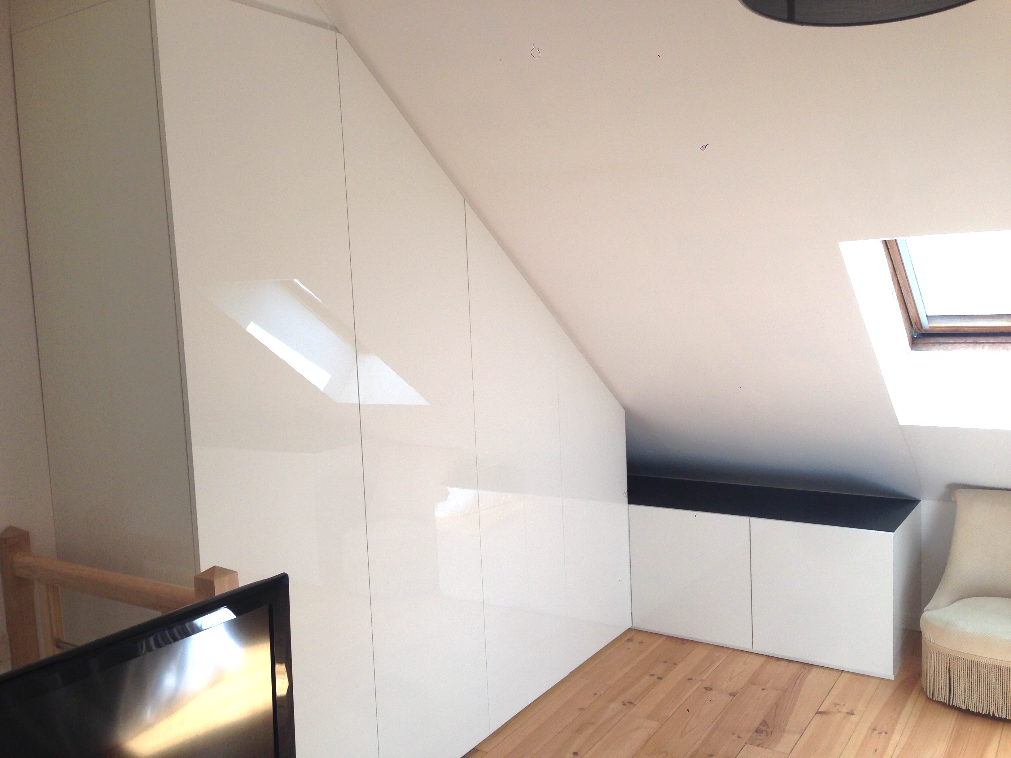 Rangements sous pente Meuble bas sur mesure avec plateau en verre noir
