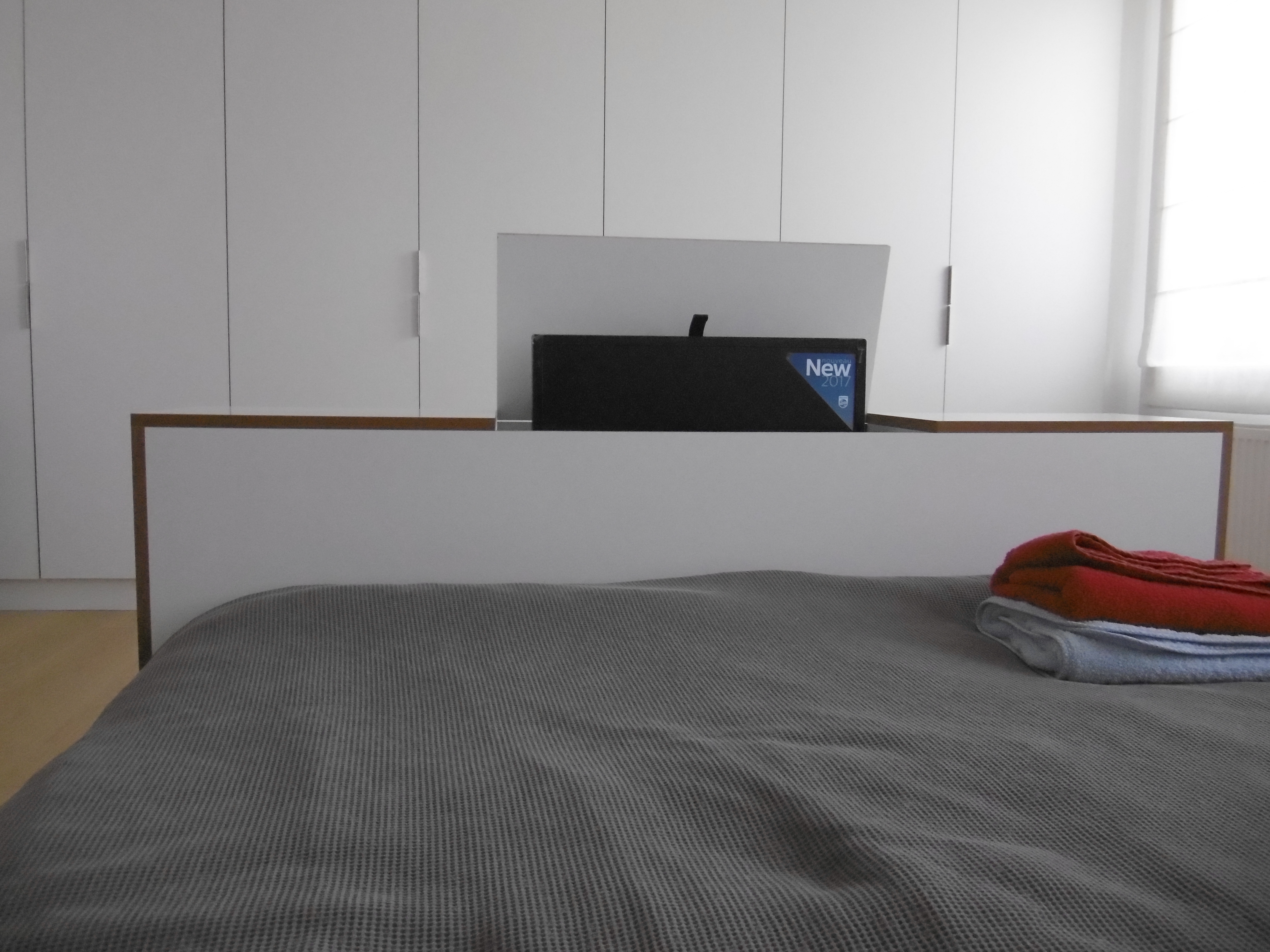 Bout de lit avec tv escamotable, meuble TV en bout de lit, meuble avec TV  escamotable pour pied de lit